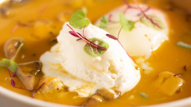 Velouté de butternut, nuage noisette,  foie gras et œuf parfait