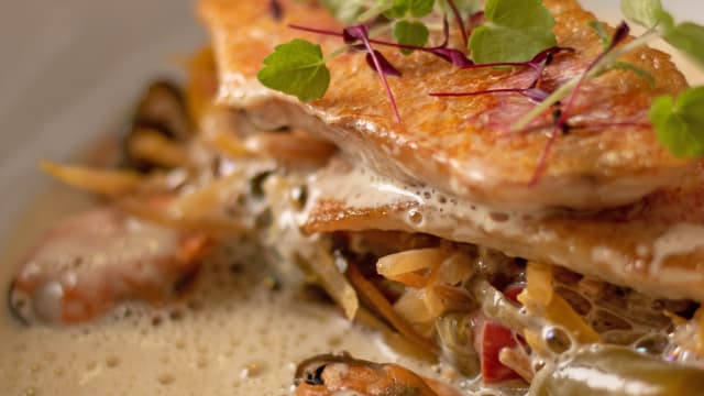 Filets de rouget-barbet,  wok de légumes, jus de coquillages,  coriandre et basilic thaï