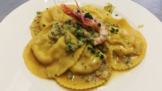Cappellacci gamberi,granchio e canestrelli con ragù do gamberi