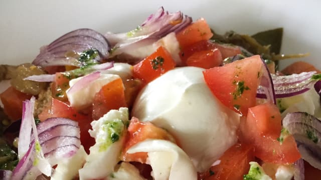 Fresellone con mozzarella, pomodorini, giardiniera e cipolle