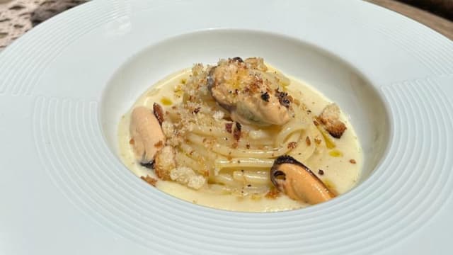 -Spaghetto del pastificio artigianale "Valdoro" con cozze, spuma di fave e crumble di pane 