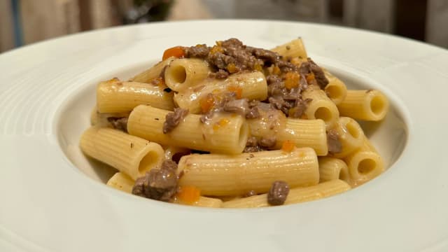 -Maccheroncino del pastificio artigianale "Valdoro" con ragù bianco di vitello