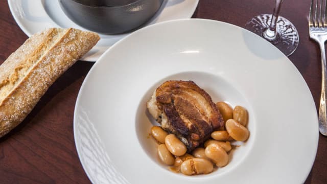 Poitrine de porc  cuisson dix-neuf heures, saucisse, haricots soissons façon cassoulet