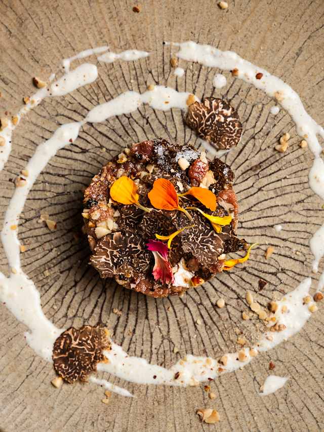 Tartare de veau, Truffes, noisettes et crème de parmesan aux Truffes