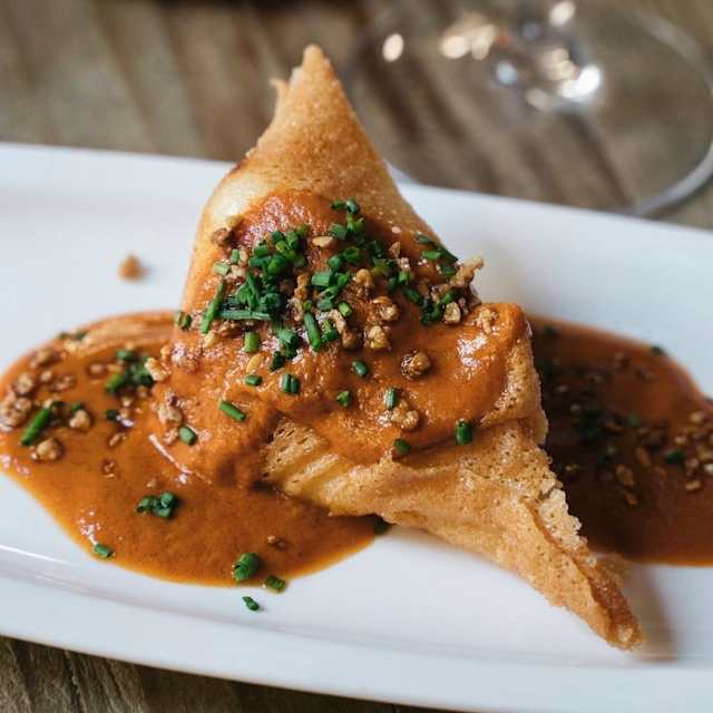 Saquitos Brick con queso cremoso, puerros & langostinos