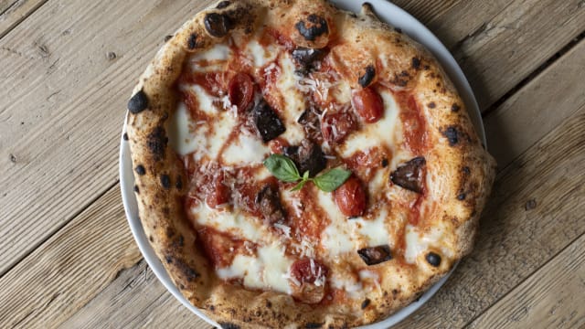 Pizza parmigiana con caponatina di melanzane fritte, pomodorino fresco e in salsa e grana in scaglie. 