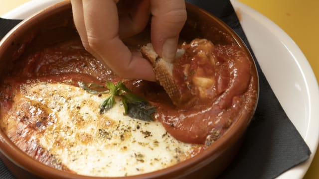 Il nostro coccio di provola e salsa di pomodoro.