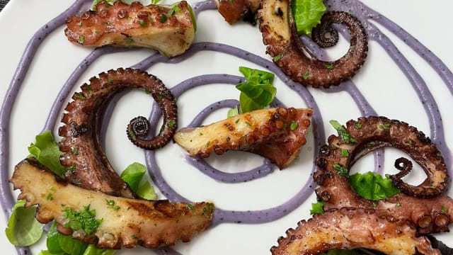 polpo arrosto su patate Vitelotte