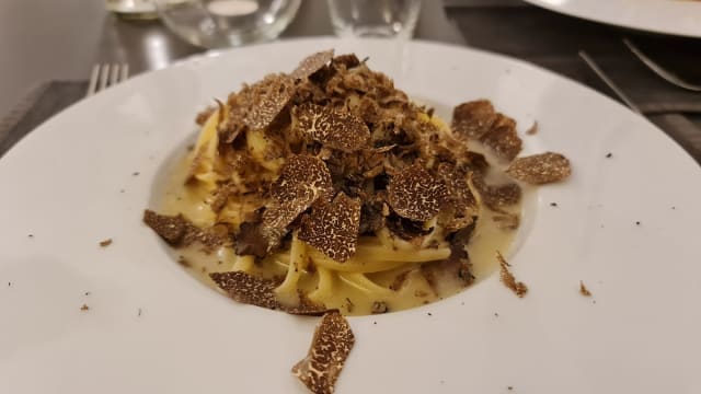 linguine al tartufo mantecate al parmigiano