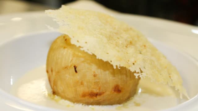 Cipolla di cipolla con crema di toma Piemontese