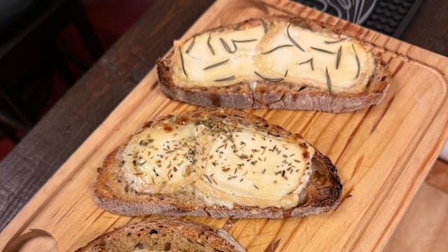Tartine de chèvre chaud