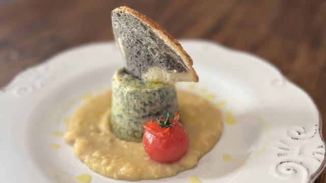 Tortino di cicorielle con puré di fave secche a Km 0