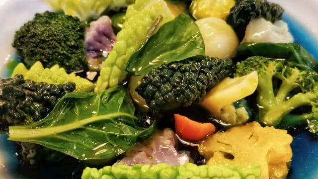 "Ministrone" 12 verdure di stagione CBT, pesto di basilico e brodo di fiori del Pisello Farfalla 