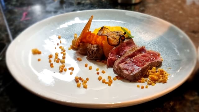 Dry aged entrecote | hutspot | aubergine | ui krokant 