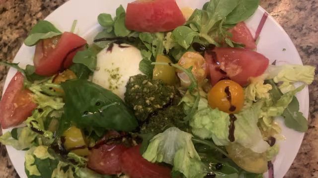 L'Assiette Burata, Pistou, Duo de tomates cerises
