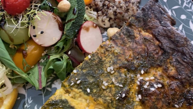 La Quiche et crudités du marché, coulis de tomates provençal