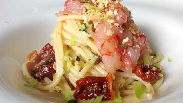 Spaghetti gambas y pistachos 