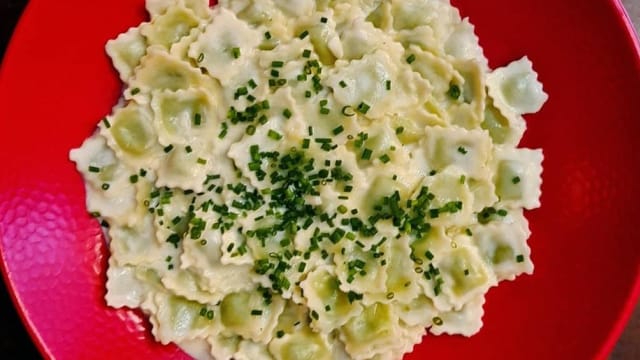 Les ravioles du dauphiné, à choisir, accompagnés de sauce gorgonzola ou poulette