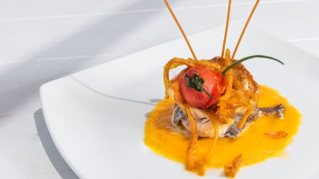 Filetto di spigola su crema di carote locali