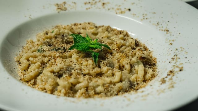 Passatelli asciutti con carciofi, menta e briciole di pane tostato al limone