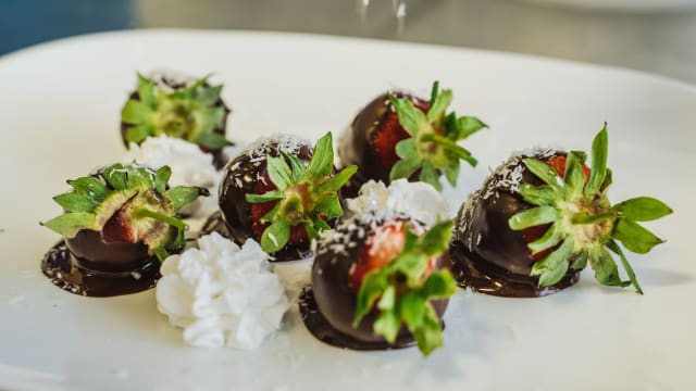 fragole ricoperte di cioccolato al peperoncino con granella di cocco e panna montata vegetale