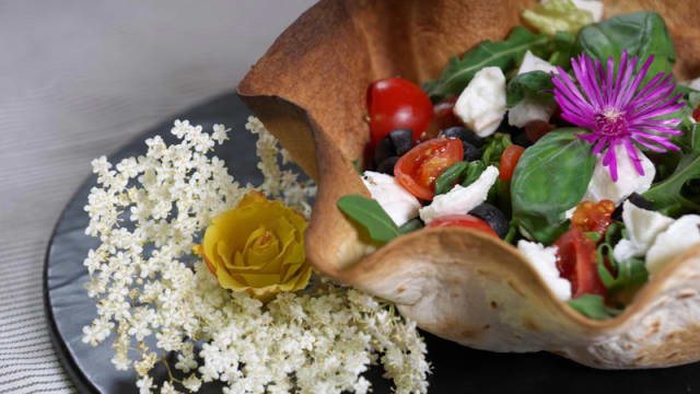 Insalatona bufala con piadina croccante