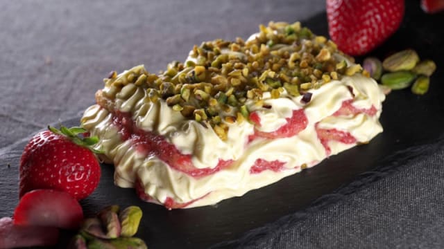 Tiramisu estivo con purea di fragola e pistacchi