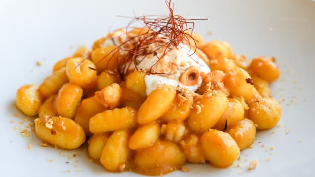 Gnocchi, gamberi, pomodorino giallo e nocciole