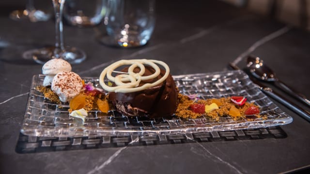 Bizcocho de brownie con mouse de chocolate y manzana glaseada al Pedro Ximénez