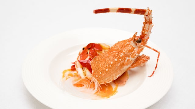 Langouste de Bretagne vapeur, piment frais et haricots noirs