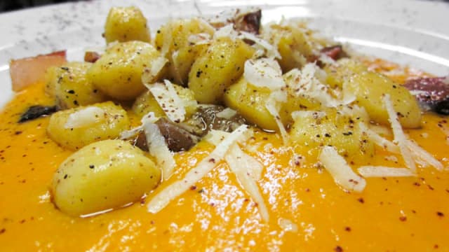 Gnocchi al guanciale e pecorino su crema di zucca e polvere di cacao