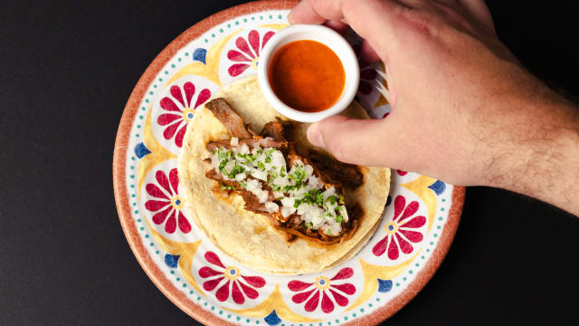 Taco de birria de res