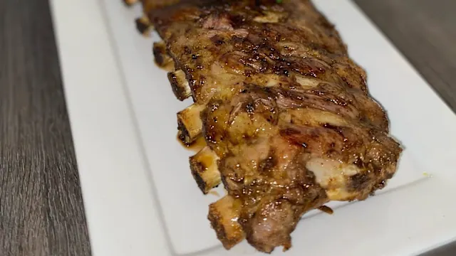 Sappige ribben met een rijke, gekarameliseerde marinade, perfect gegrild en met een heerlijke smaak.