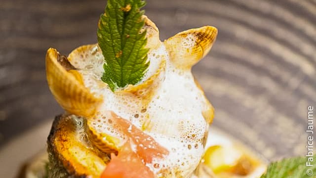 Filet de Fera, coques au jus de homard à l'ortie, suprëme de pomelos
