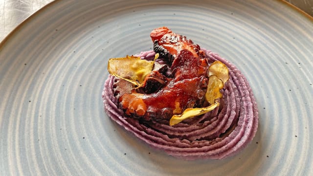 Polpo su crema di patata viola