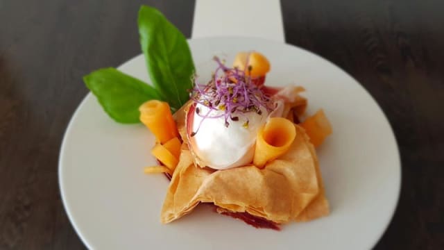 Cestino croccante con burrata e melone