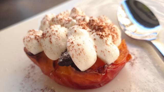 Pêche au four avec chantilly soppoudre de cacao 
