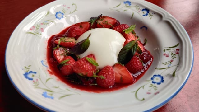 Karnemelk panna cotta met aardbeien en munt