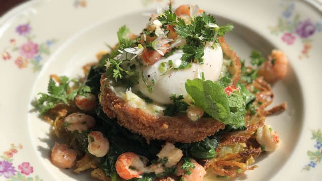 Rösti met een viskroketje, gestoofde spinazie, gepocheerd ei & sausje van garnalen