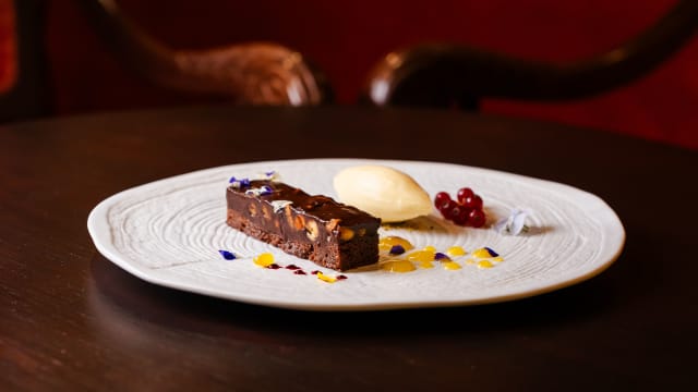 Nuestro "snickers": tableta de chocolate amargo, trufa de cacahuetes y miel con helado de vainilla