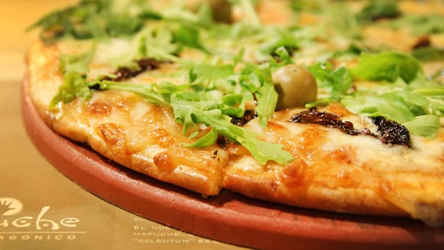 Detalle pizza con rúcula