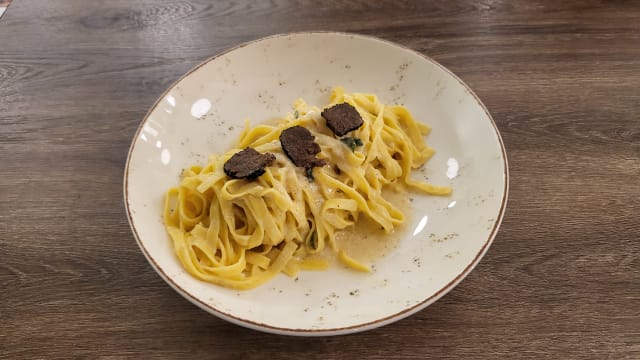 Tagliatelle Alfredo con tartufo