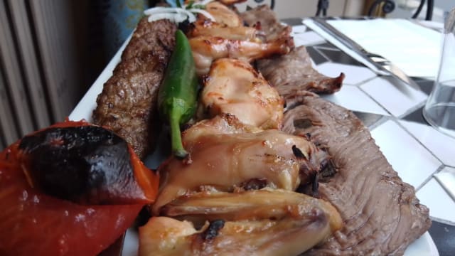 Mix BAZARI 49€ (2 Pers): 2 Koubideh + Djoujeh + Barg + 2 Riz & Tomates GRILL
