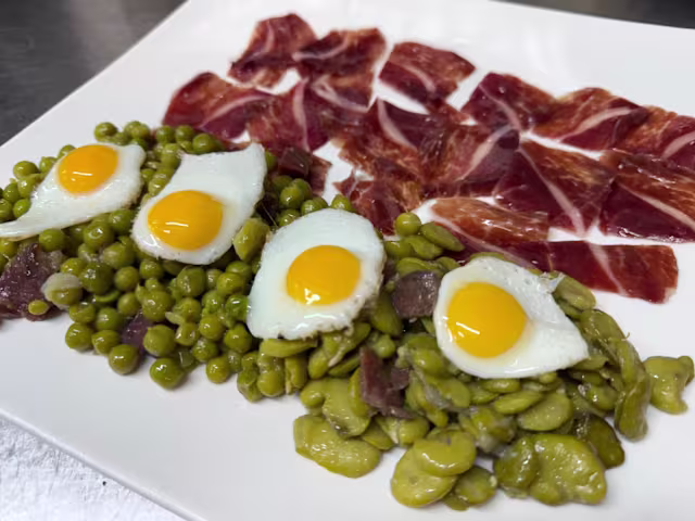 Habitas y Guisantes con Jamón y huevos de codorniz