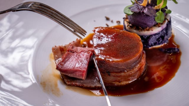 Tournedos de lièvre bardé au lard de Colonnata, jus réduit au genièvre, condiment de poires et fruits secs, le chou en plusieurs façons