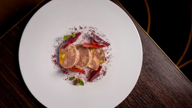 Terrine de chevreuil aux pistaches, foie gras et lard de Colonnata,  betterave, marmelade de coings