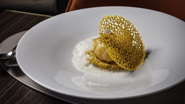 Cigale de mer en bouillon de piment doux de Tartane, semoule façon taboulé à l'anchois ibérique fumé et courge butternut