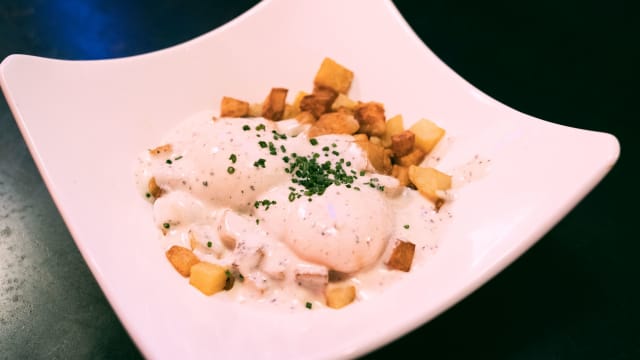 Huevos trufados con patatillas