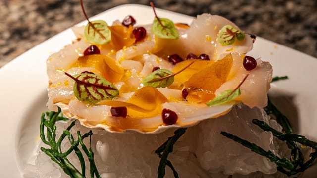 Carpaccio de Saint-Jacques, pickles de courge, grenade, huile d’olive et citron