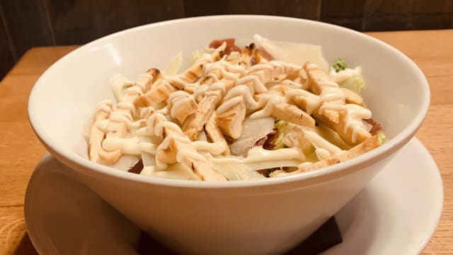 Caesar salad con petto di pollo alla griglia 
